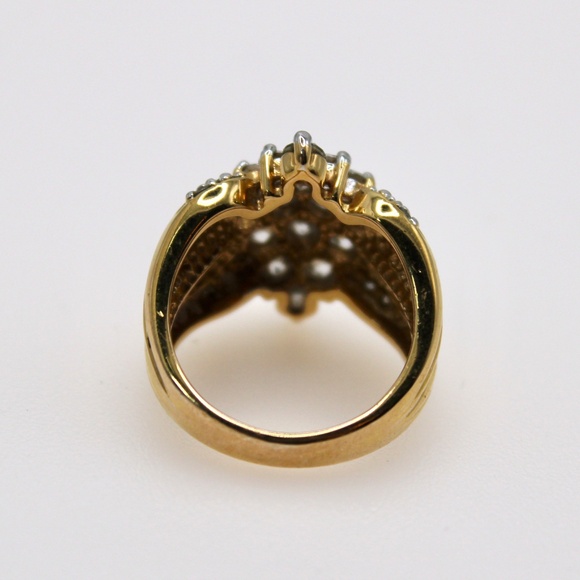 Ring, Cluster of Sparkling Clear Stones in a 925 Gold-tone Setting - Picture 4 of 7